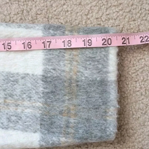 Evereve Women's Faux Fur Jacket Coat Size L Plaid Button Close Heavyweight Grey - Picture 10 of 10